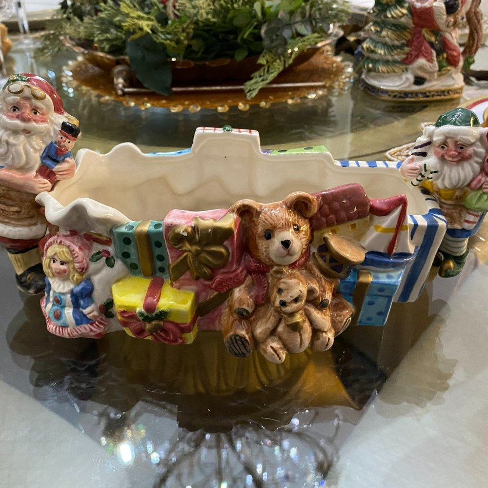Fitz and Floyd Christmas center piece or napkin holder